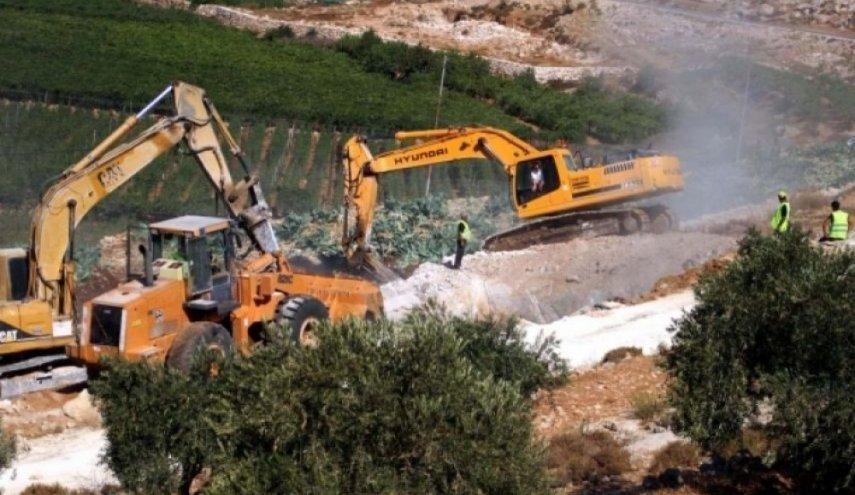 جرافات الاحتلال تجرف عشرات الدونمات غرب سلفيت