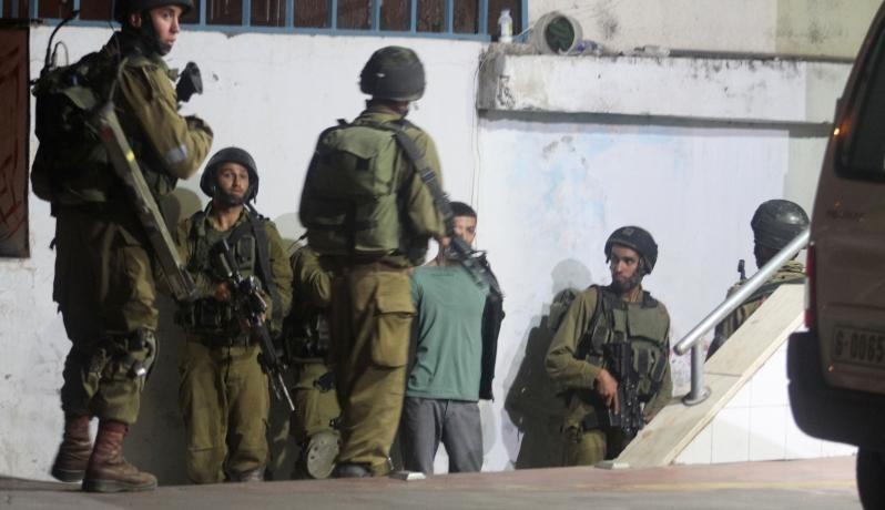 الاحتلال يعتقل فلسطينييْن ويُسلّم بلاغات لآخرين ببيت لحم والخليل
