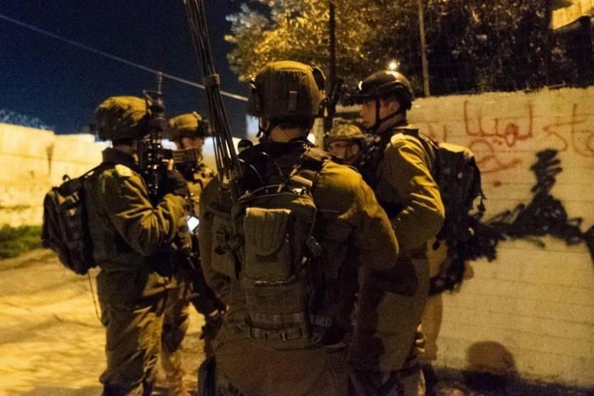 الاحتلال يعتقل 3 فلسطينيين ويداهم مناطق في الضفة