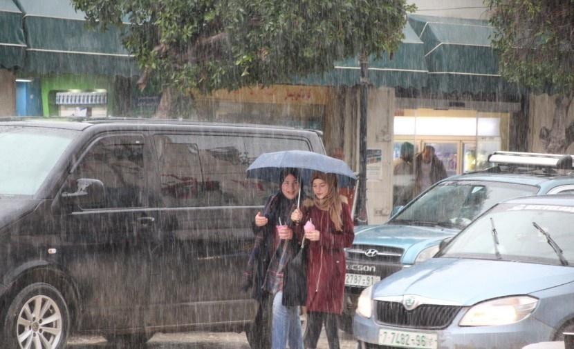 حالة الطقس: منخفض جوي مصحوب بأمطار غزيرة وبَرد نهارا وزخات ثلجية ليلا