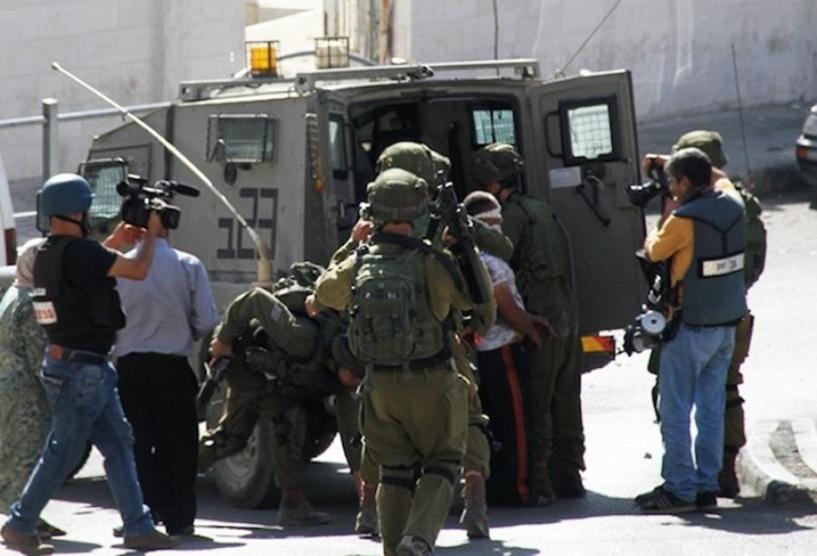الاحتلال يعتقل خمسة مواطنين من حزما شمال شرق القدس