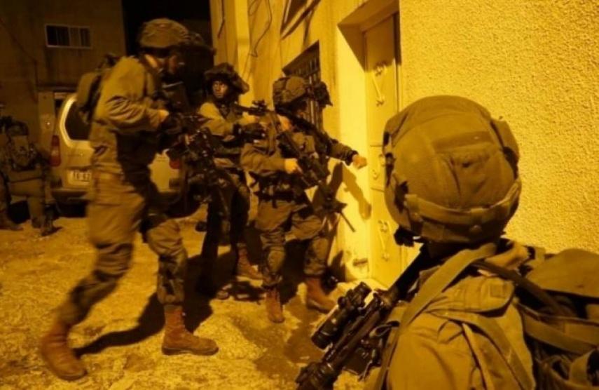 الاحتلال يعتقل 8 فلسطينيين من الضفة