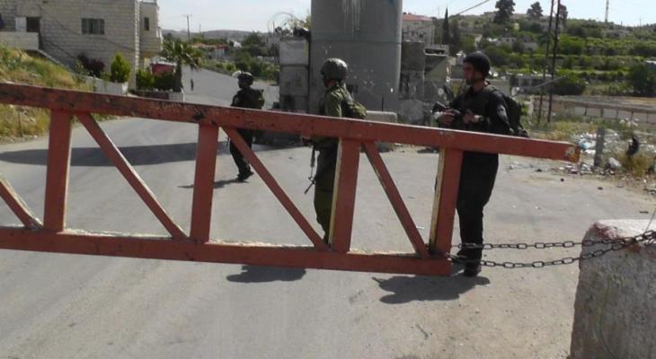 قوات الاحتلال تغلق مدخل بيت أمر