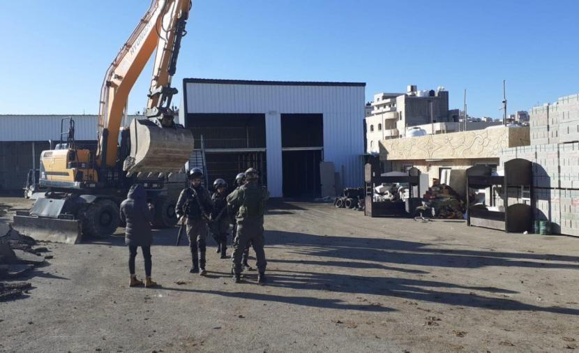 الاحتلال يهدم مبنى سكنيا ومنشأة تجارية في بلدة عناتا