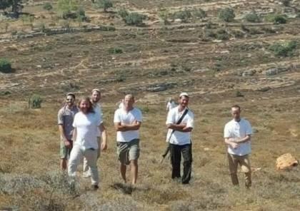 مستوطنون يغلقون الطريق المؤدية إلى مسافر يطا 