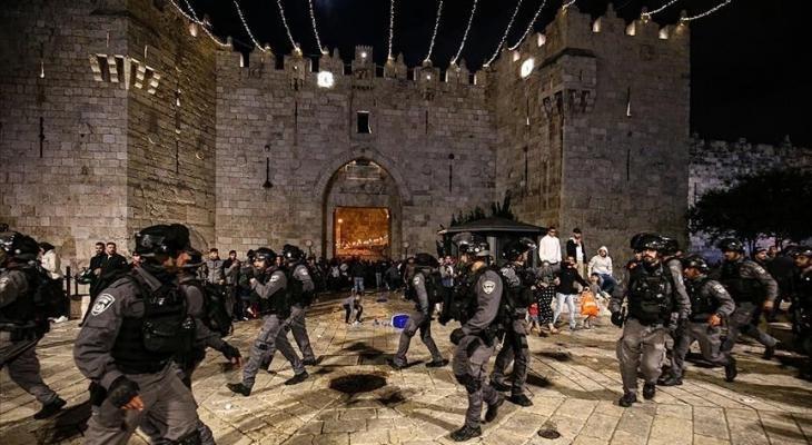 الاحتلال يقمع المواطنين في باب العامود بالقدس ويعتقل طفلاً وشابا