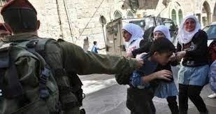 إصابة عشرات الطلبة والمعلمين بالاختناق إثر مهاجمة الاحتلال ثلاث مدارس بالخليل