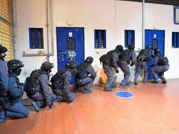 استنفار وتوتر بالسجون والاحتلال يُواصل عزل المعتقلين