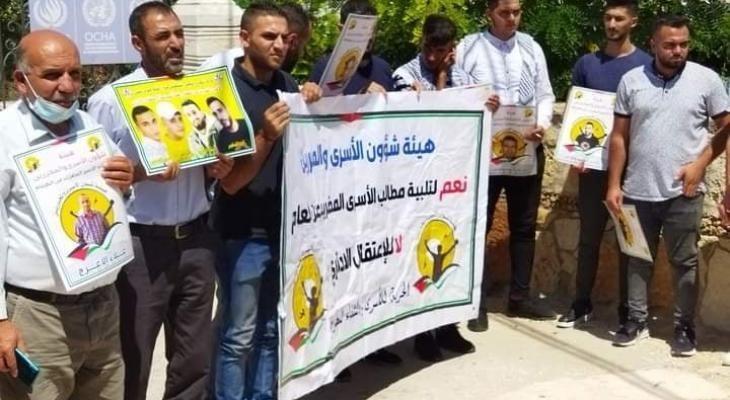 الخليل: عشرات المواطنين يشاركون في وقفة دعما للأسرى