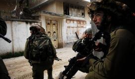 الاحتلال يداهم مكتبة ويحطم محتوياتها في الخليل