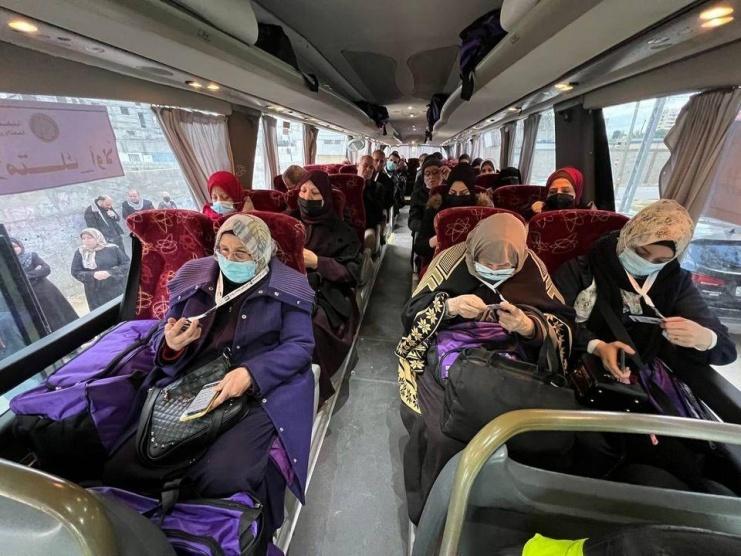 بالصور: مغادرة الفوج الأول من معتمري غزة عبر معبر رفح