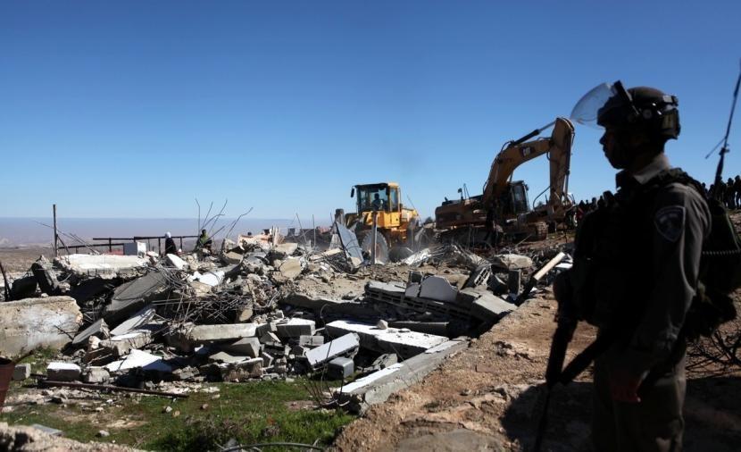 الاحتلال يخطر 9 منشآت جنوب الخليل بالهدم ووقف العمل