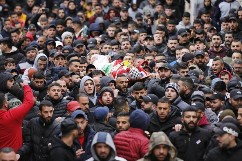 جماهير غفيرة تشيّع جثمان الشهيد علاء شحام في مخيم قلنديا إلى مثواه الأخير