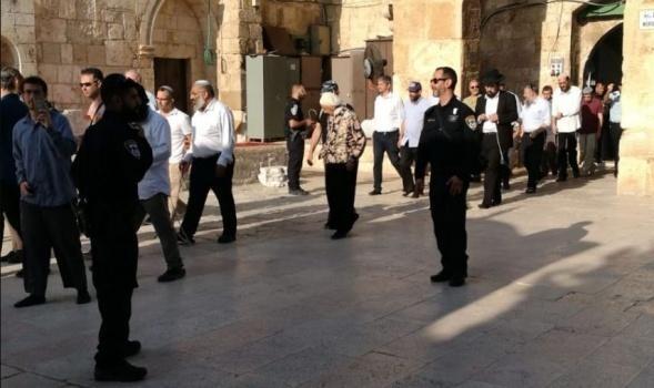 110 مستوطنين يقتحمون 