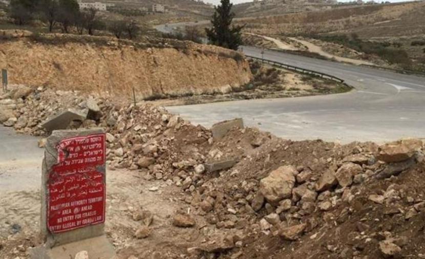 الاحتلال يغلق طريقا زراعية في قصرة جنوب نابلس