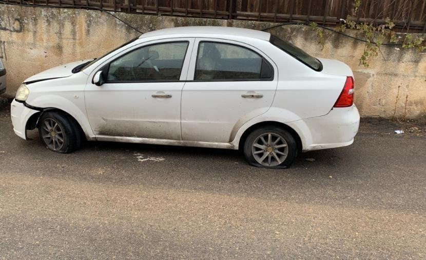 مستوطنون يعطبون اطارات 15 مركبة في حي الشيخ جراح