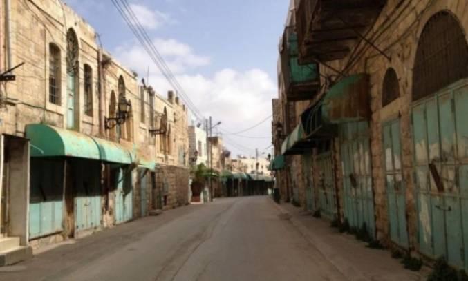 الاحتلال يهدد بإغلاق محال تجارية في البلدة القديمة من الخليل