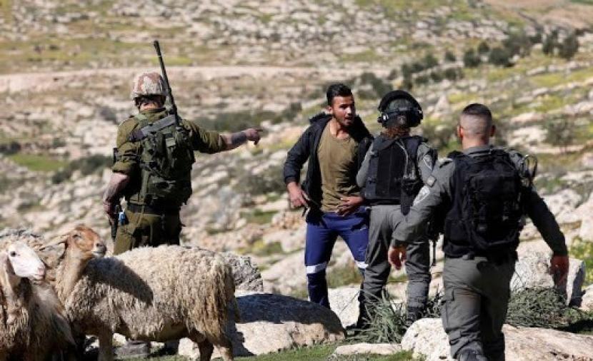 إصابة راعي أغنام بحروق إثر اعتداء للمستوطنين جنوب الخليل