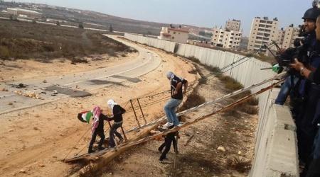 اصابة عامل بالرصاص المعدني وآخرين بالاختناق قرب جدار الفصل العنصري في طولكرم