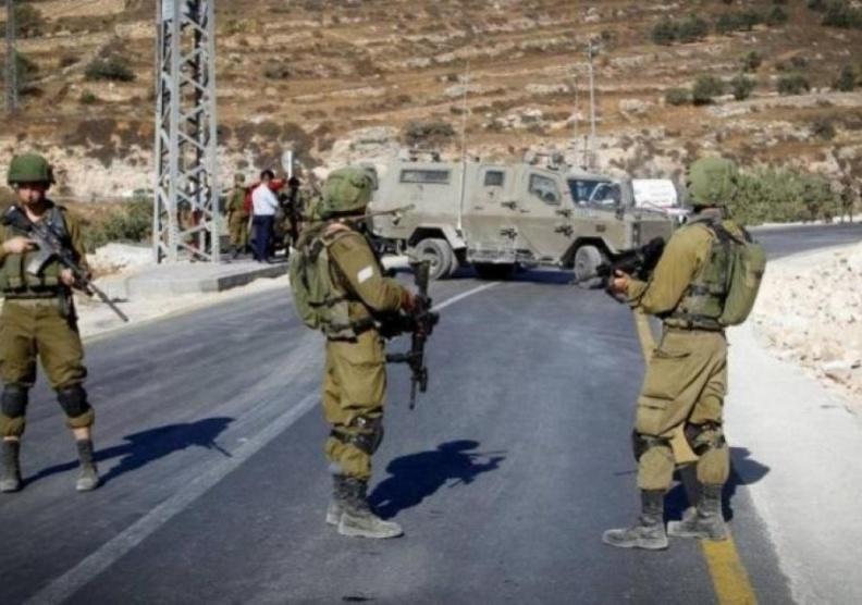 الاحتلال يعتقل شابا وينصب حواجز جنوب شرق بيت لحم