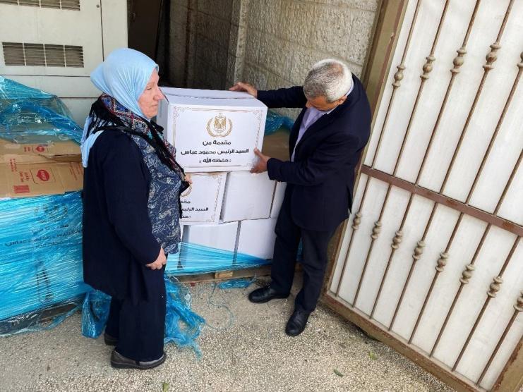 مكتب الرئيس يوزع طرودا غذائية على الأسر المحتاجة بقلقيلية