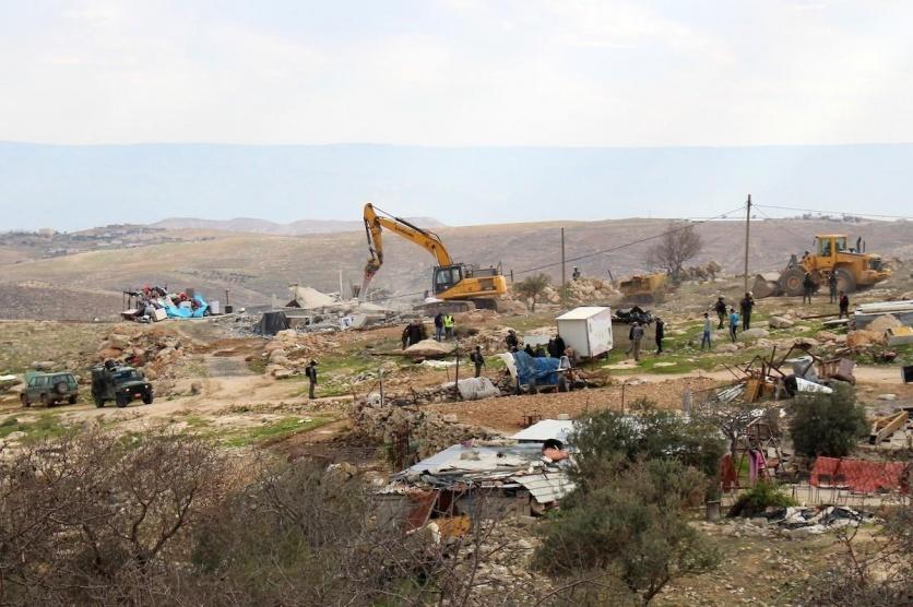 مستوطنون يواصلون إنشاء بؤرة استيطانية في الأغوار