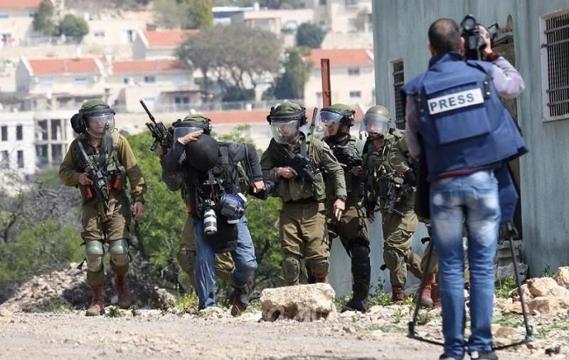 (26) انتهاكا احتلاليا بحق الصحفيين الفلسطينيين خلال آذار 2022