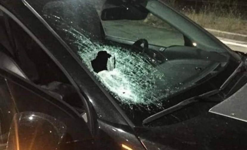 مستوطنون يهاجمون مركبات المواطنين غرب الخليل