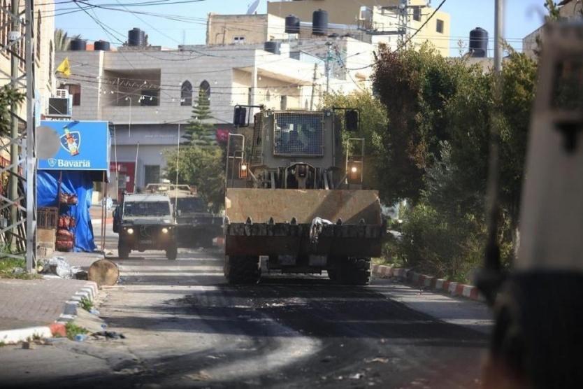 جنين: الاحتلال يقتحم منزل عائلة الشهيد رعد في قرية دير غزالة ووالده يرفض تسليم نفسه لمخابرات الإحتلال