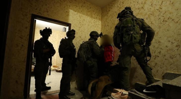 حملة اعتقالات إسرائيلية تطال 21 فلسطينيًا من الضفة والقدس