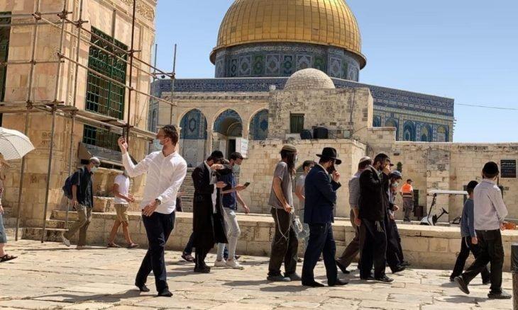عشرات المستوطنين يقتحمون الأقصى 
