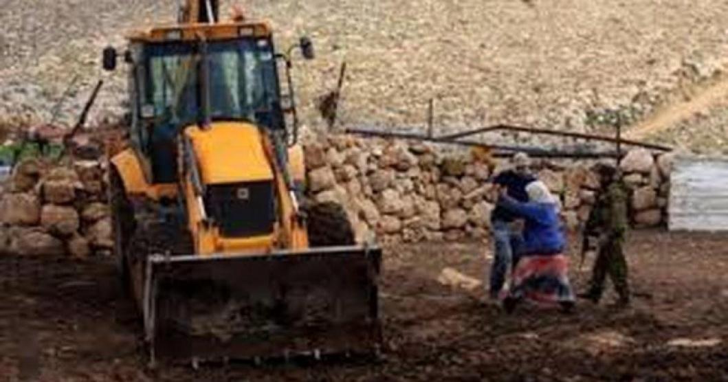 الاحتلال يحتجز جرافة خلال عملها في قرية كردلة بالأغوار الشمالية