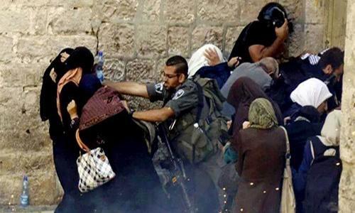 الاحتلال يعتدي على النساء في محيط مصلى قبة الصخرة ويعتقل أحد المعتكفين