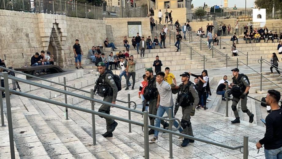الاحتلال يعتقل شابا من باب العامود في القدس
