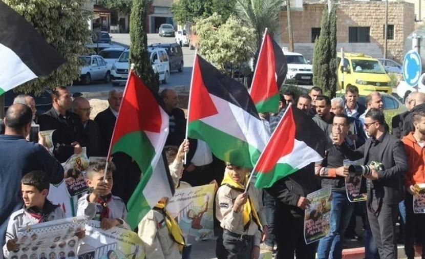 وقفة دعم وإسناد للأسرى وسط مدينة أريحا