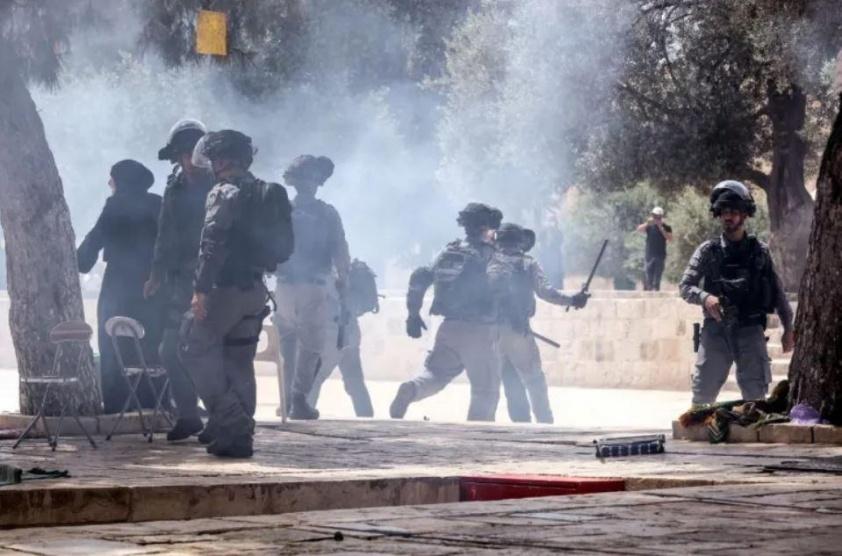 لليوم الخامس: أكثر من 20 إصابة خلال اقتحام شرطة الاحتلال والمستوطنين للأقصى