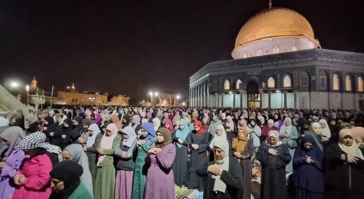 100 ألف مُصلي يؤدون العشاء والتراويح بـ