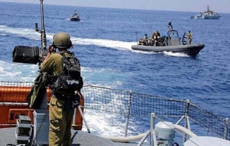 الاحتلال يستهدف مراكب الصيادين في بحر فح