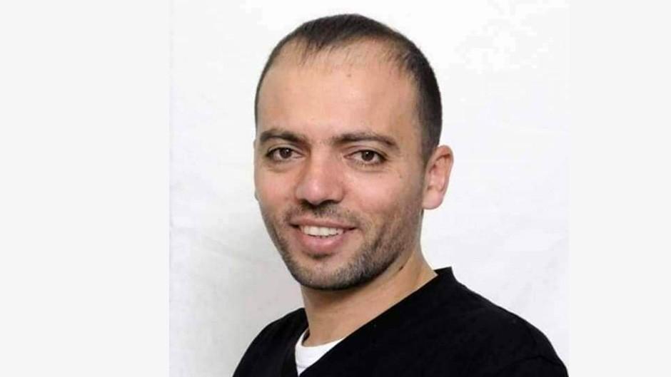 نقل الأسير المضرب عواودة إلى المستشفى بعد تدهور وضعه الصحي