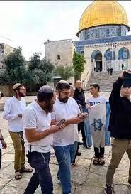بحراسة قوات الاحتلال.. مستوطنون يرفعون العلم الإسرائيلي في ساحات الاقصى