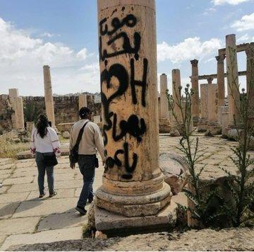 آثار لا تقدر بثمن.. تشويه أعمدة جرش يشعل غضباً أردنياً