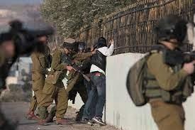 الاحتلال يعتقل 10 فلسطينيين من الضفة