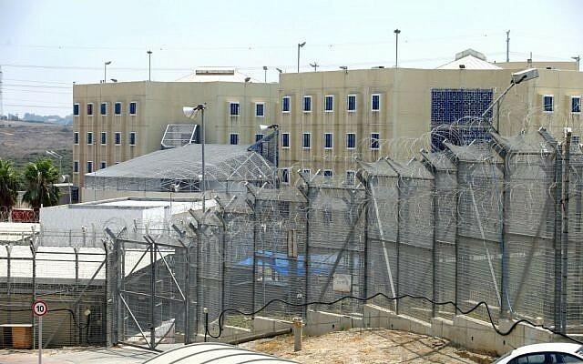 نادي الأسير يُطمئن عائلات الأسرى في سجن