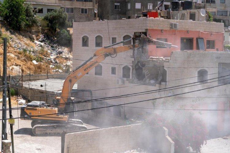 الاحتلال يهدم بناية عائلة الرجبي في سلوان ويشرد قاطنيها