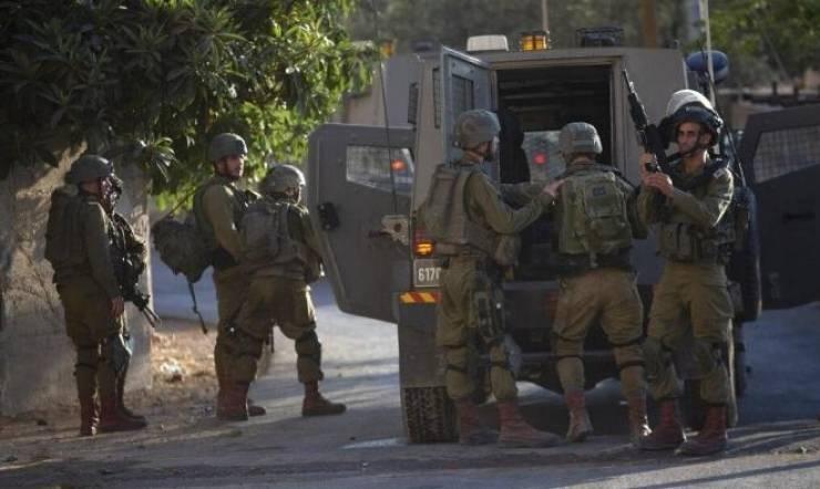 الاحتلال يعتقل 4 شبان من مخيم قلنديا شمال القدس