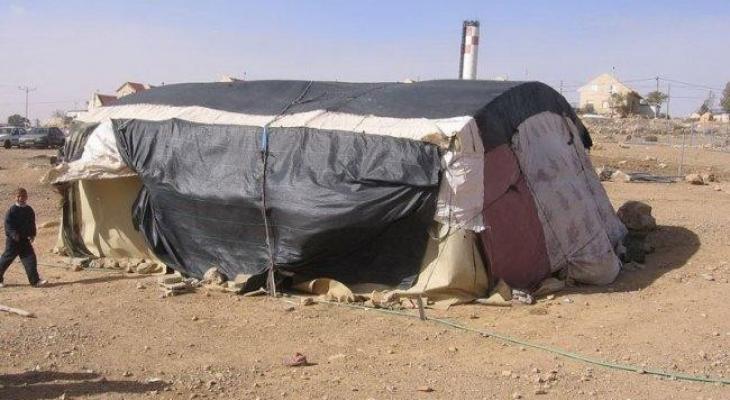 مستوطنون يزيلون خيمة سكنية ويسرقون محتوياتها شرق يطا