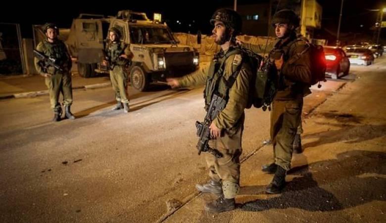 الاحتلال يعتقل 10 فلسطينيين من الضفة الغربية