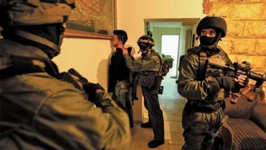 الاحتلال يشن حملة دهم واعتقالات في أنحاء الضفة الغربية