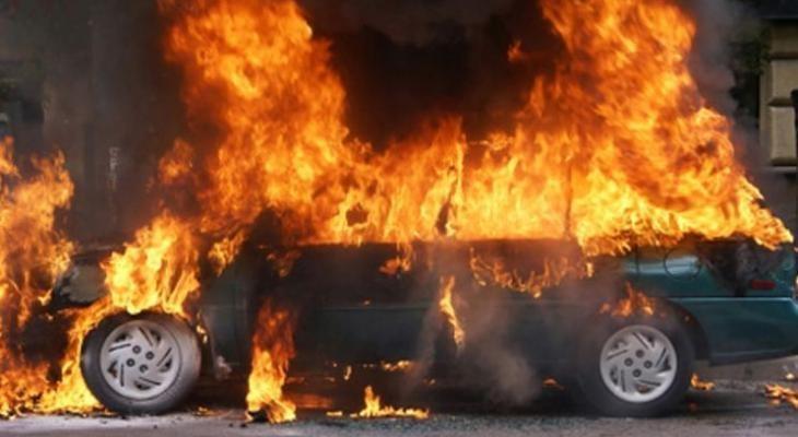 مستوطنون يحرقون مركبة ويحطمون نوافذ مسجد جنوب نابلس