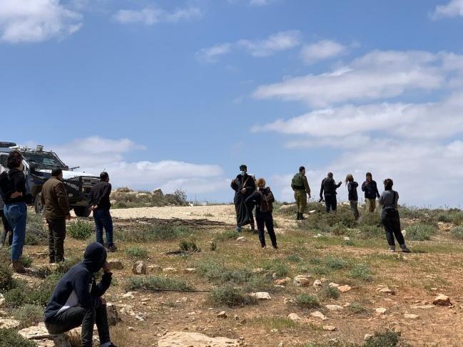 الاحتلال يحتجز طلبة ومعلمين لساعات ويغلق مداخل مسافر يطا